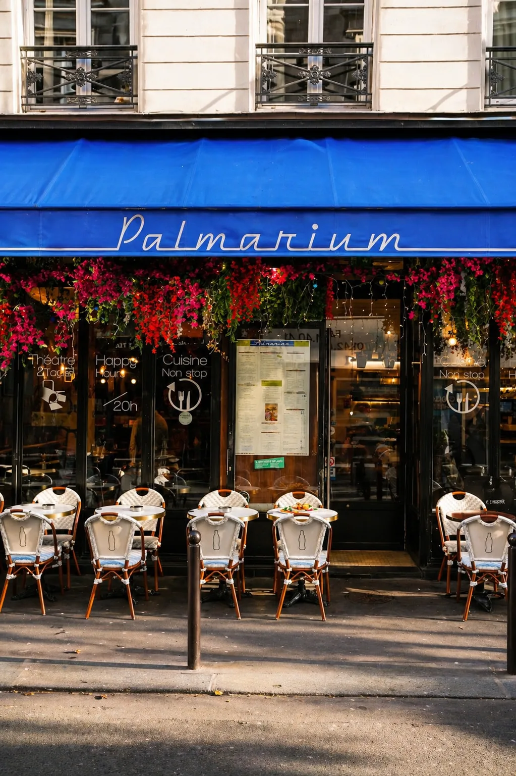 La façade bleue fleurie du Palmarium rue Joubert
