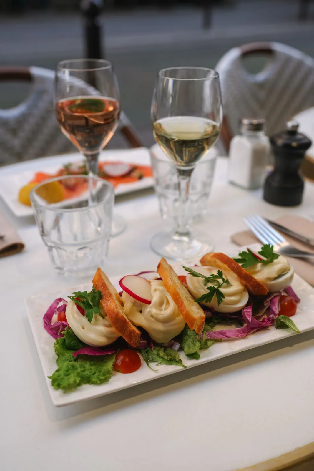 Œufs mimosa, aïoli et toast croustillant