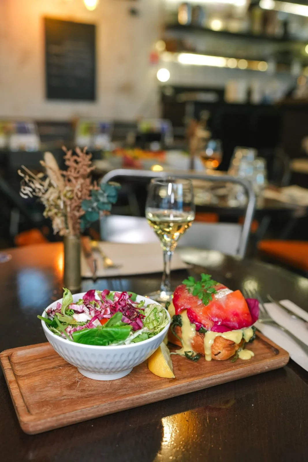 Salmon benedict et verre de vin blanc