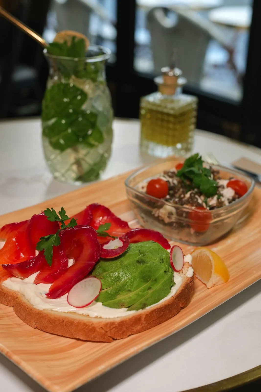 Plateau de toasts ouverts sur planche en bois