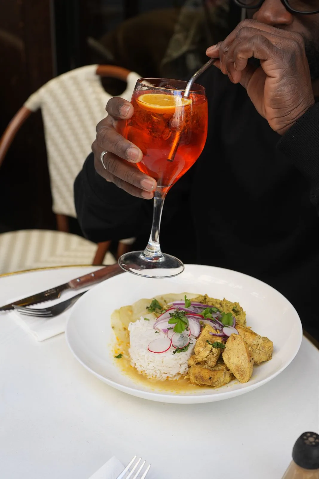 Spritz et curry de poulet en lumière douce